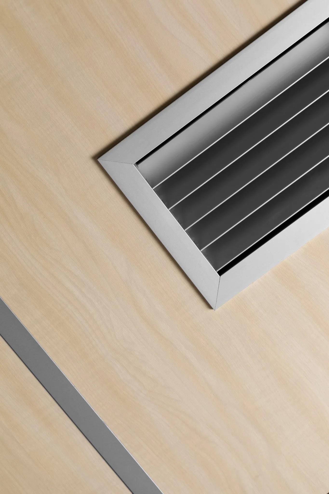 Ventilatiesysteem en airco voor bedrijven geïntegreerd in het plafond