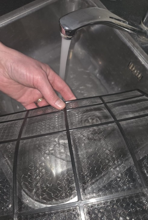 Airco filter spoelen met water
