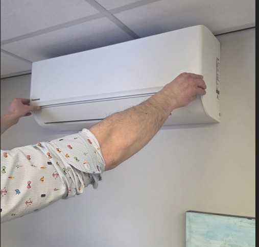 Onderhoud van airco filters in woning
