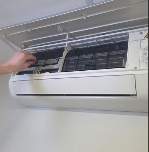 Onderhoud van airco filters in woning